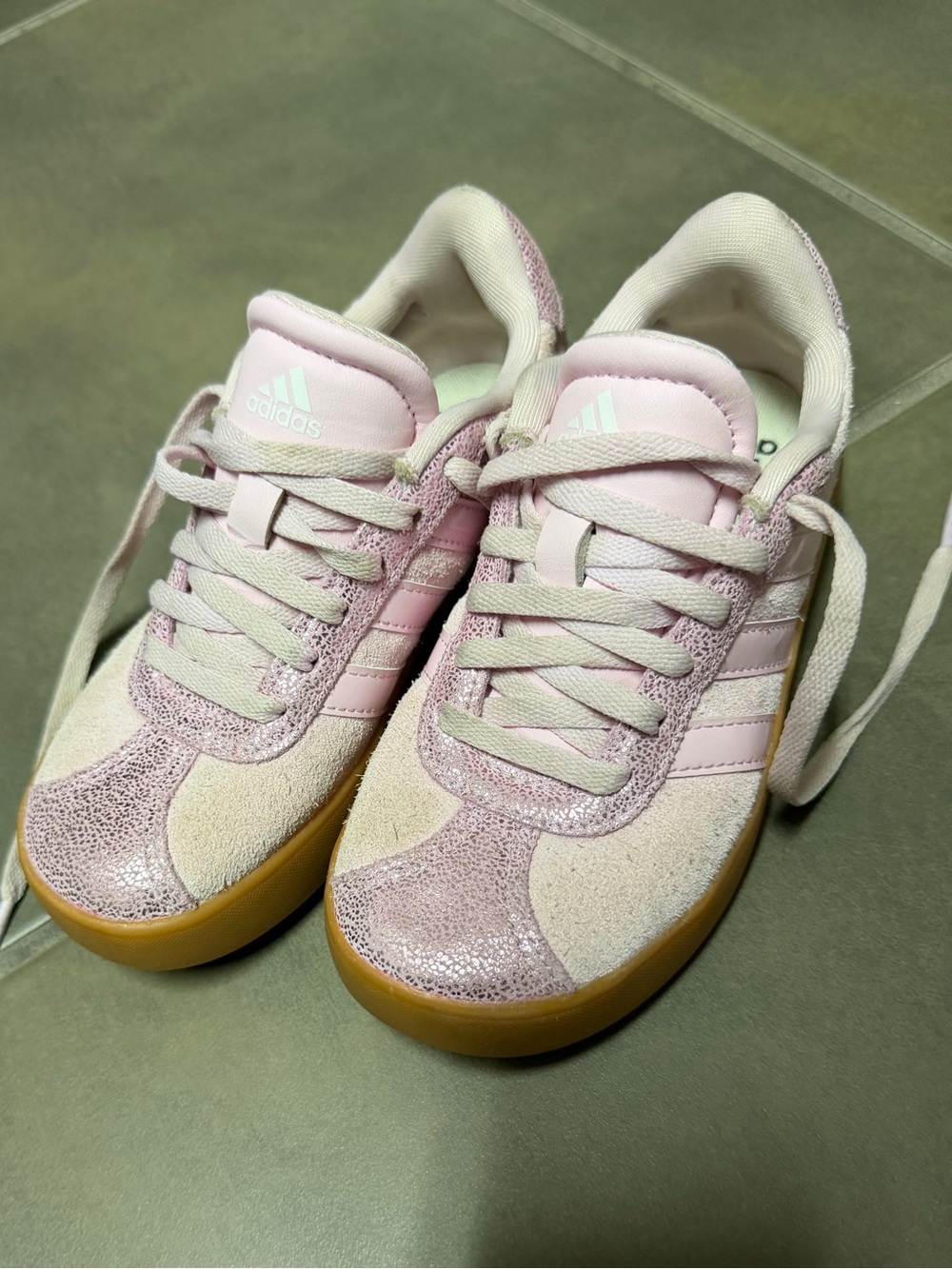 Adidas Girls VL Court Sneakers EUC only worn once